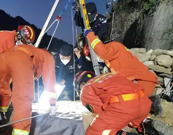 深井救援非常艱難，救援三腳架成消防隊員可靠后盾