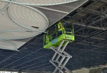 滬蘇湖高鐵練塘站建設中防墜器保護工人高處作業(yè)安全